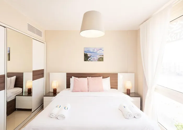 Daire Luxe 3bdr W Private Rooftop Jacuzzi & Access *