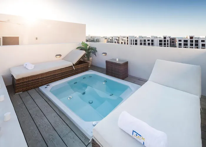 Daire Luxe 3bdr W Private Rooftop Jacuzzi & Access *